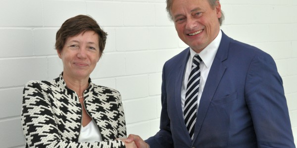 Prof. Franziska Gassmann shakes hands with Prof. Hartmut Ihne