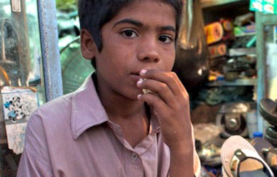 UNICEF Iran: Boy selling shoes in Chabahar